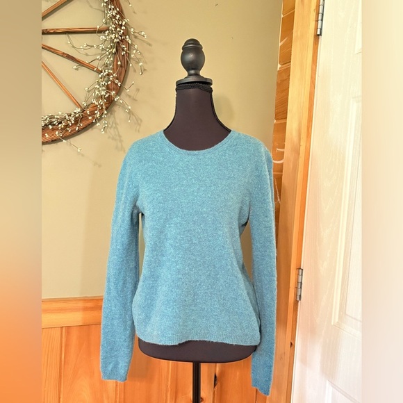 Tahari Cashmere Crew Neck Sweater with Relaxed Fit - Picture 1 of 11